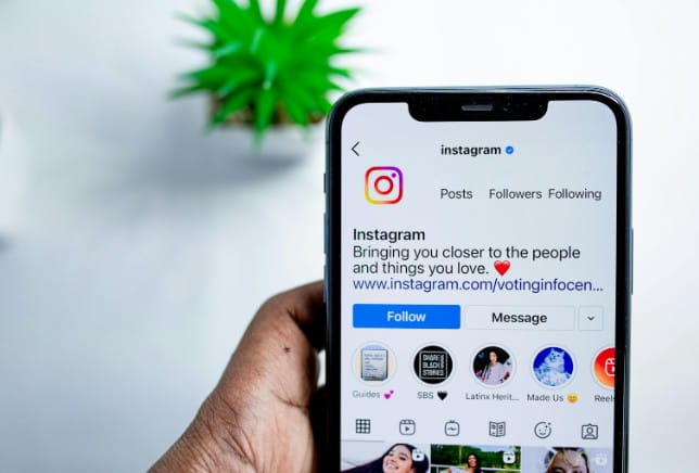 Does Instagram notify when you screenshot a story?