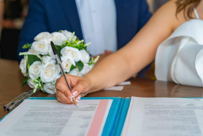 Does your name automatically change when you get married UK?