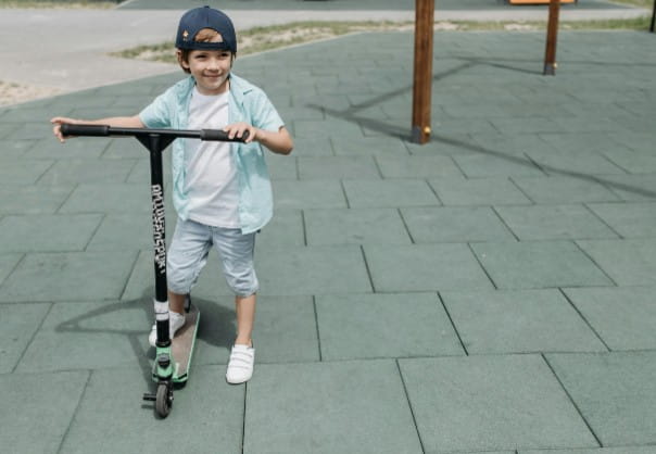 Kids' electric scooters
