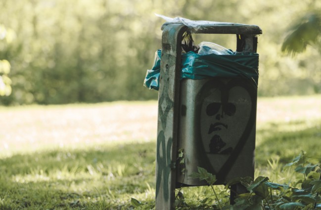 avoid smelling and attracting maggots in extreme heat